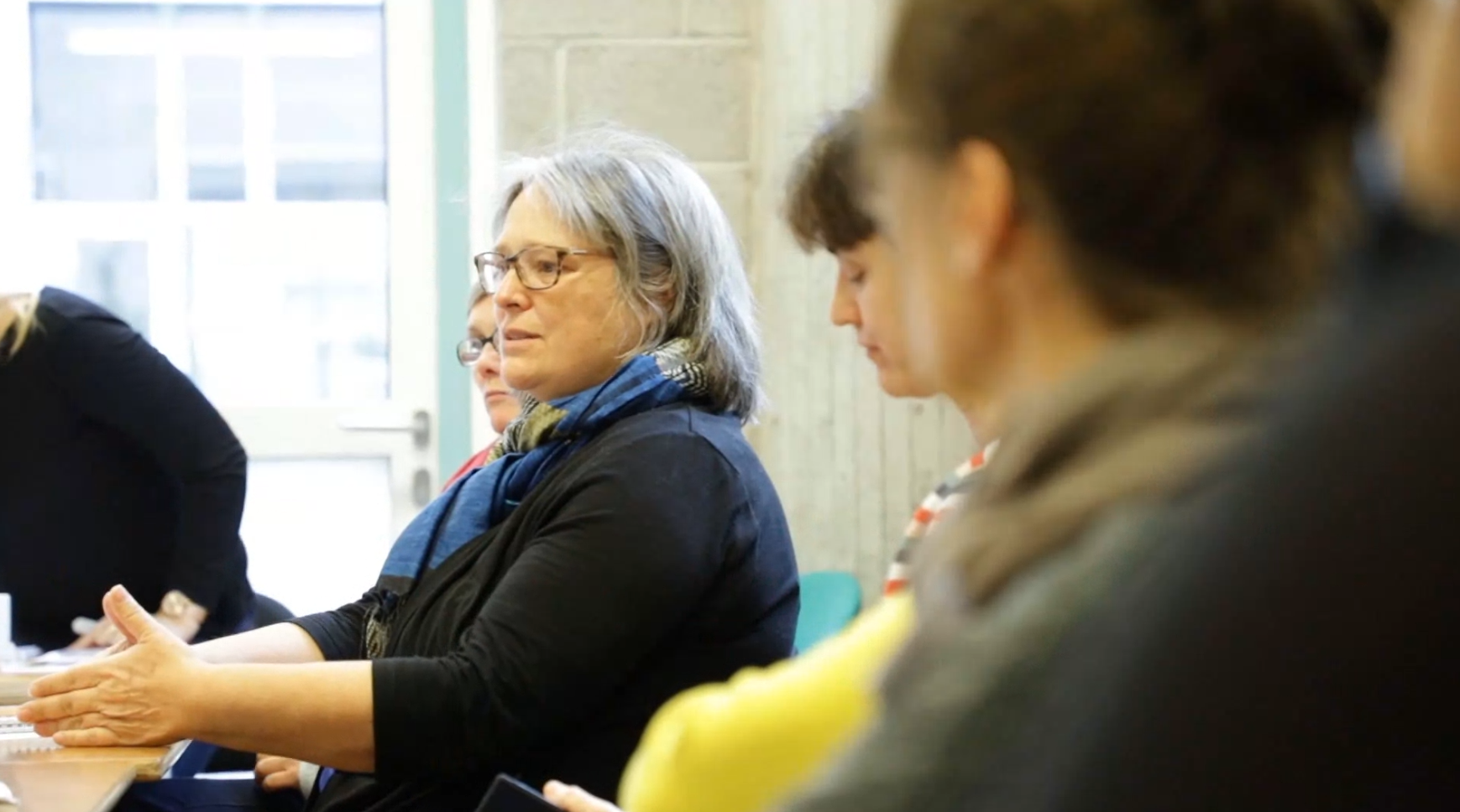 Christina Kuhn bei der unterstützten Selbsthilfegruppe für Menschen mit Demenz