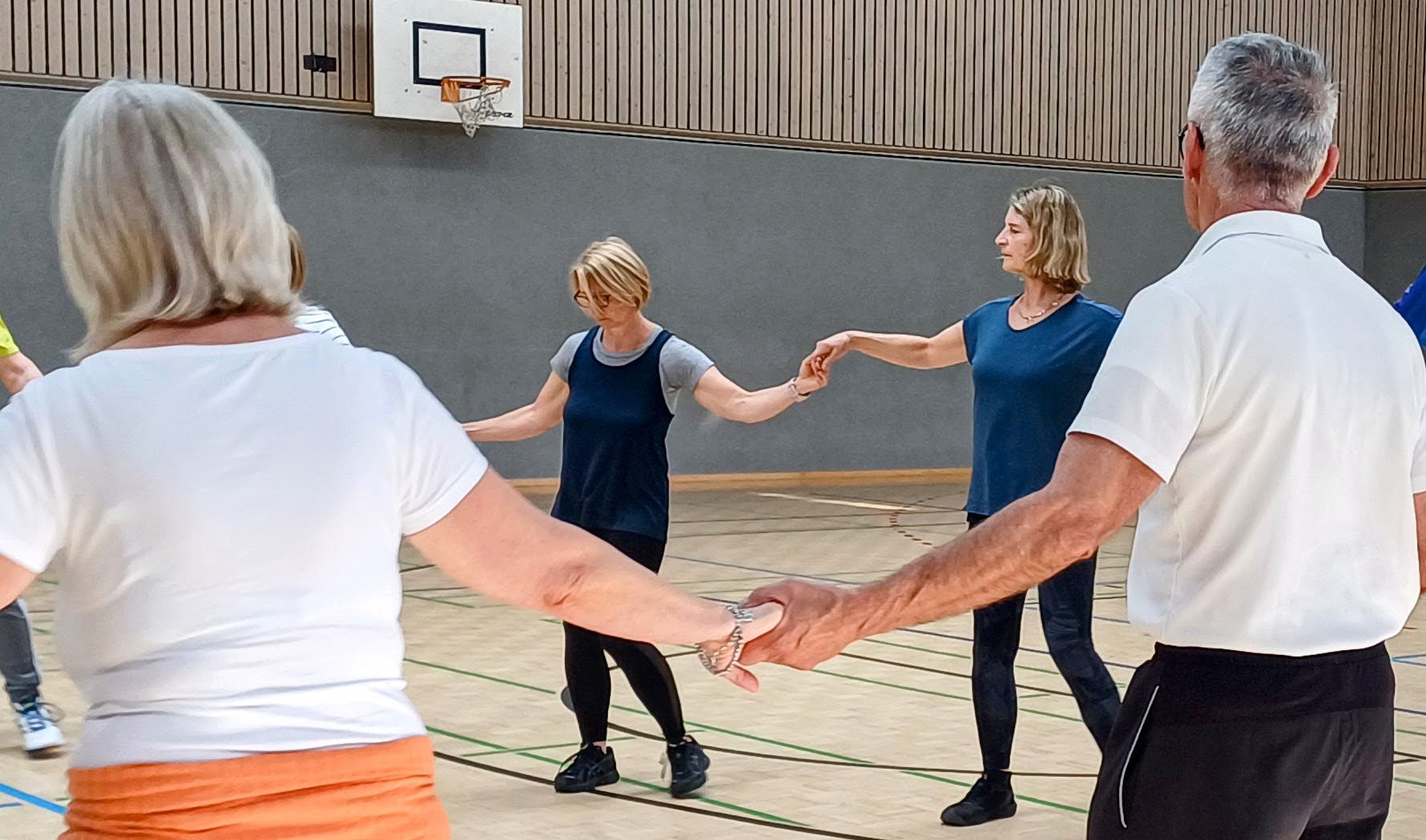 Karin Rauscher zeigt eine Aufwärmübung in der Turnhalle